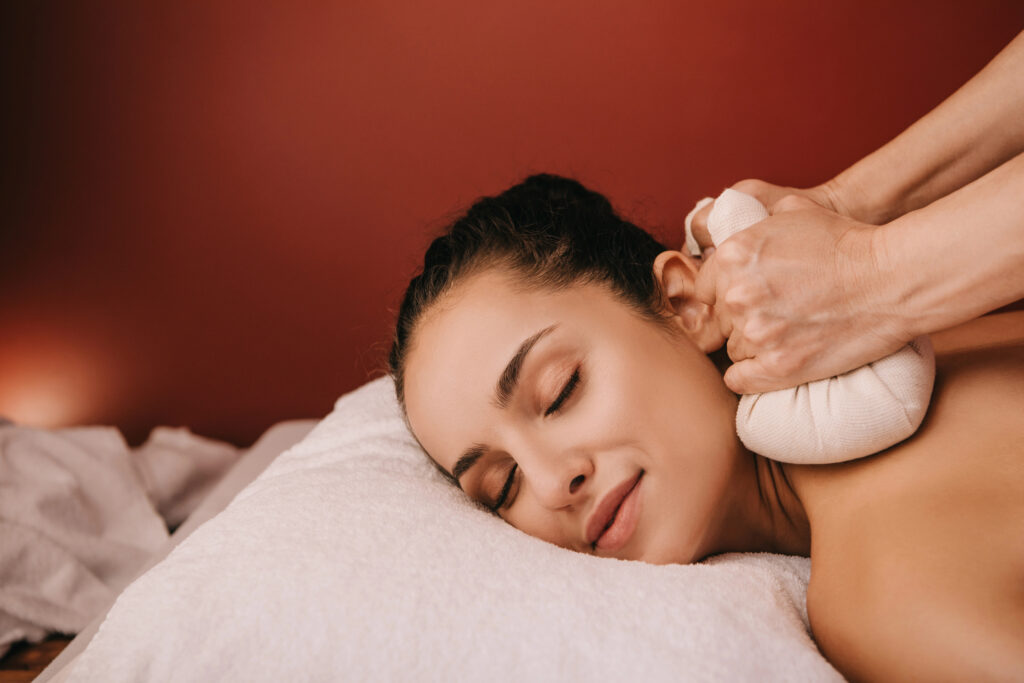 Massage is het masseren van een vrouw met behulp van een kruidenkompres.