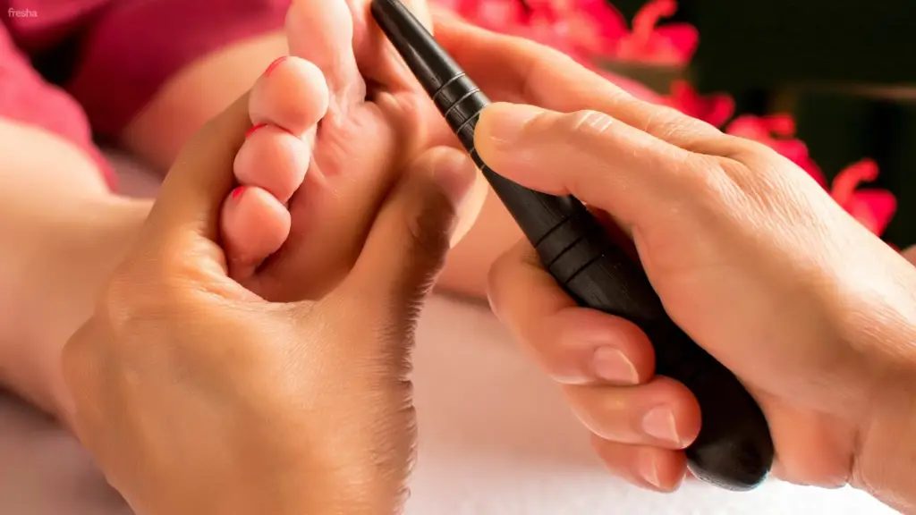 Masseuse masseert de voeten van de klant.