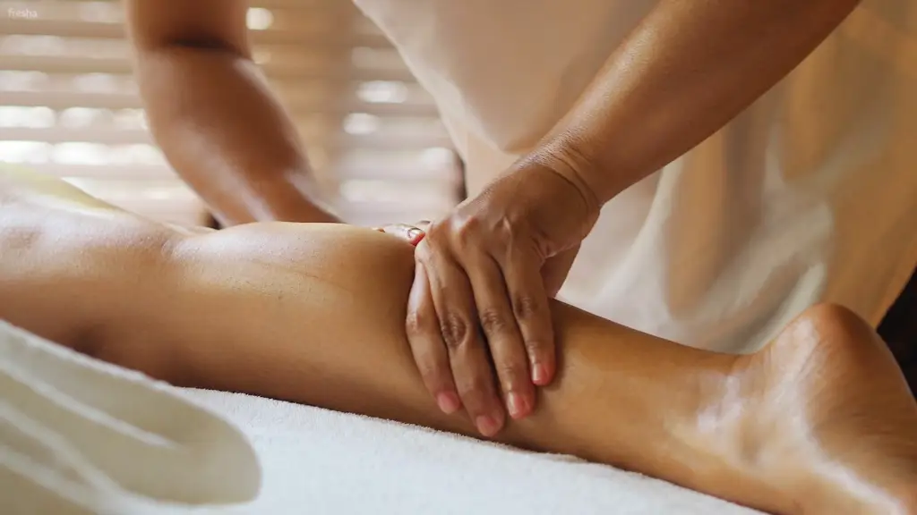 Masseuse masseert de kuiten van de klant.