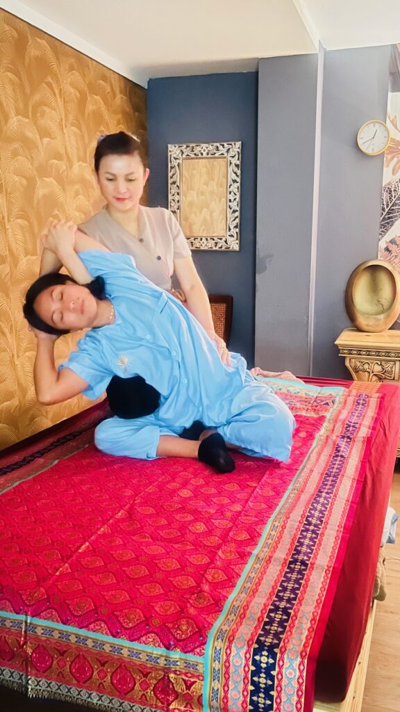 Thaise massage is het masseren van een vrouw.