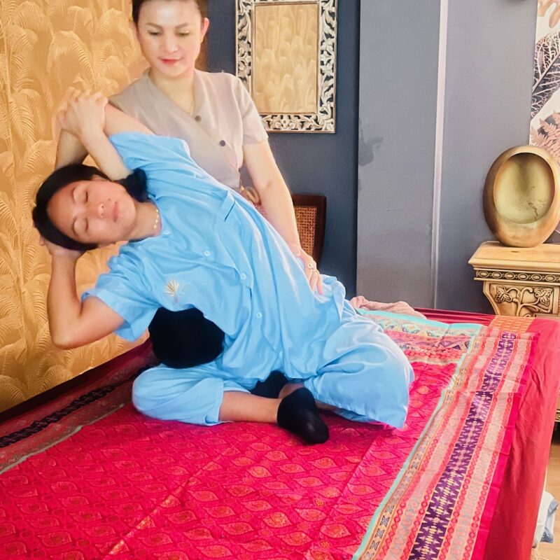 Thaise massage is het masseren van een vrouw.