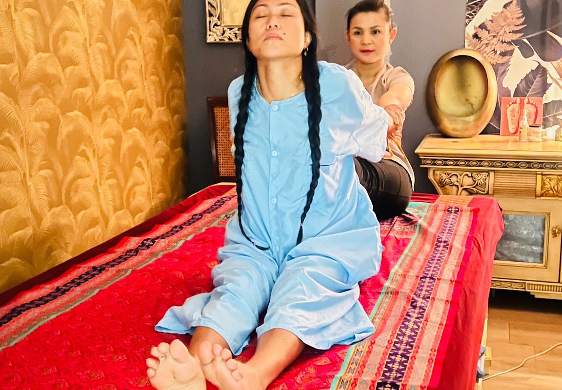 Thaise masseurs masseren een vrouw.