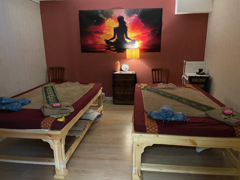 Twee massagebedden in de massageruimte