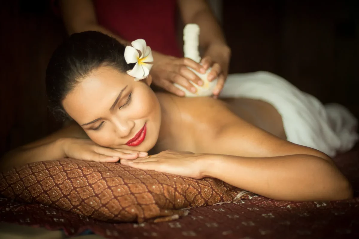 Massage is het masseren van een vrouw met behulp van een kruidenkompres.
