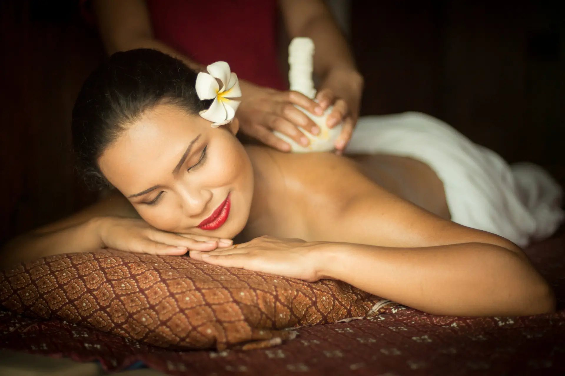 Massage is het masseren van een vrouw met behulp van een kruidenkompres.
